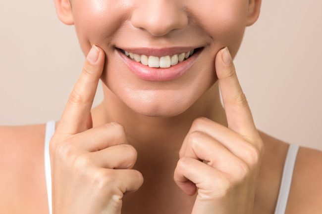 Concept per differenze tra dentista e ortodontista: sorriso di donna, sano e bello