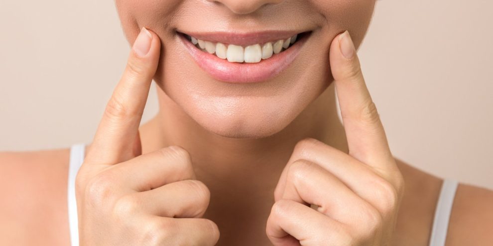 Concept per differenze tra dentista e ortodontista: sorriso di donna, sano e bello
