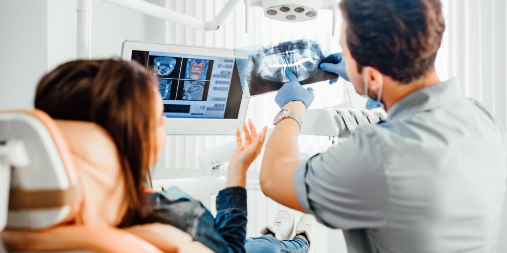 Concept per terapia ortodontica: ortodontista mostra alla paziente una lastra della dentatura - Dott.ssa Chiara Piccioni