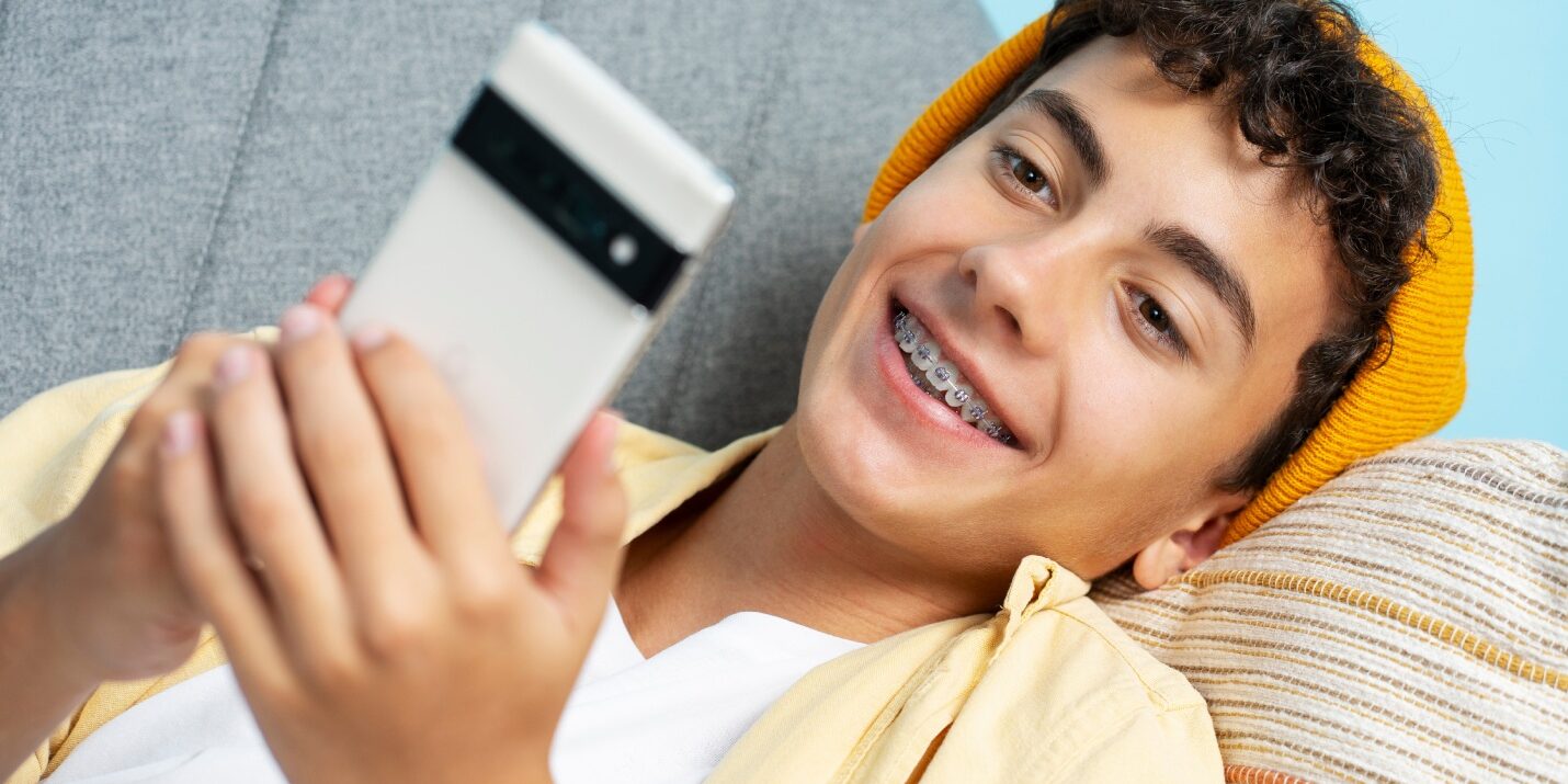 Ragazzo si scatta un selfie indossando l'apparecchio ortodontico fisso - Chiara Piccioni